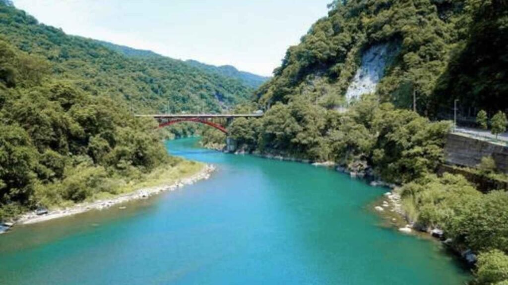 Hiking from Wulai to Yilan County with Nature Scenery
